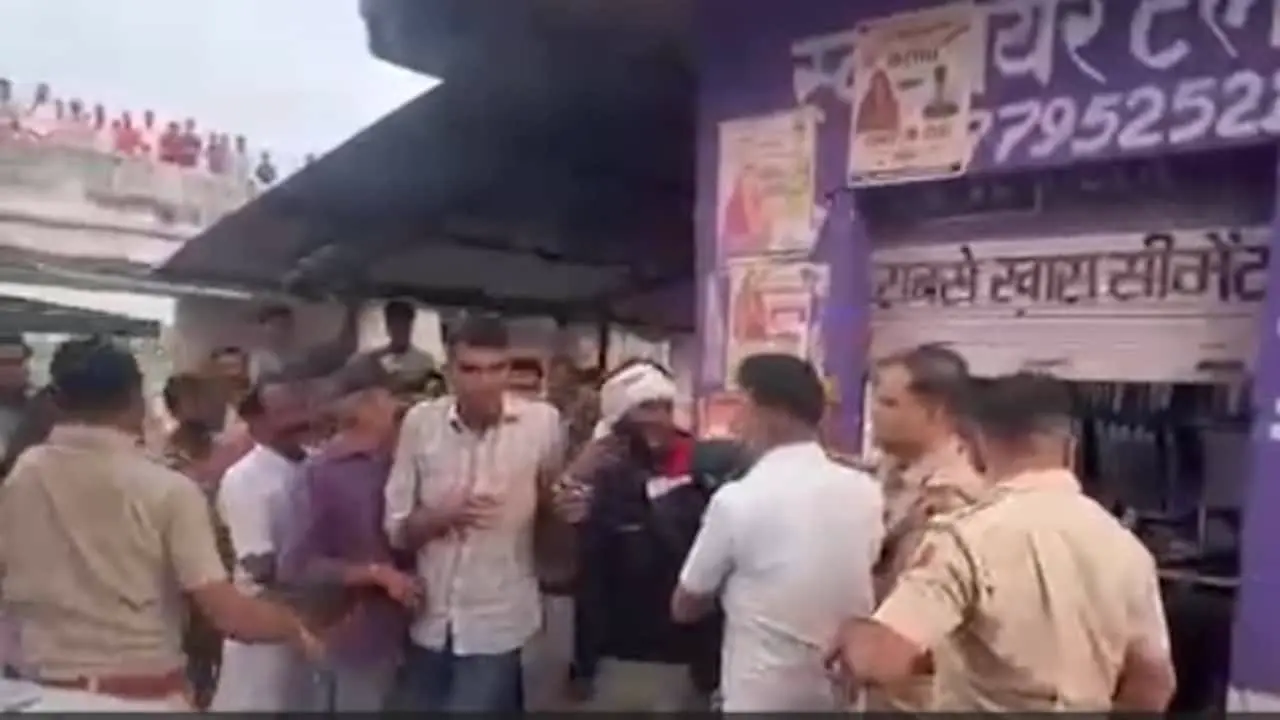 Police at the market in Baran
