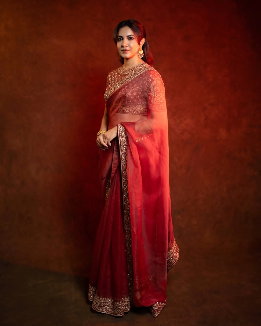 Desi look of Nikhara Ritu Verma in embroidered blouse and red saree