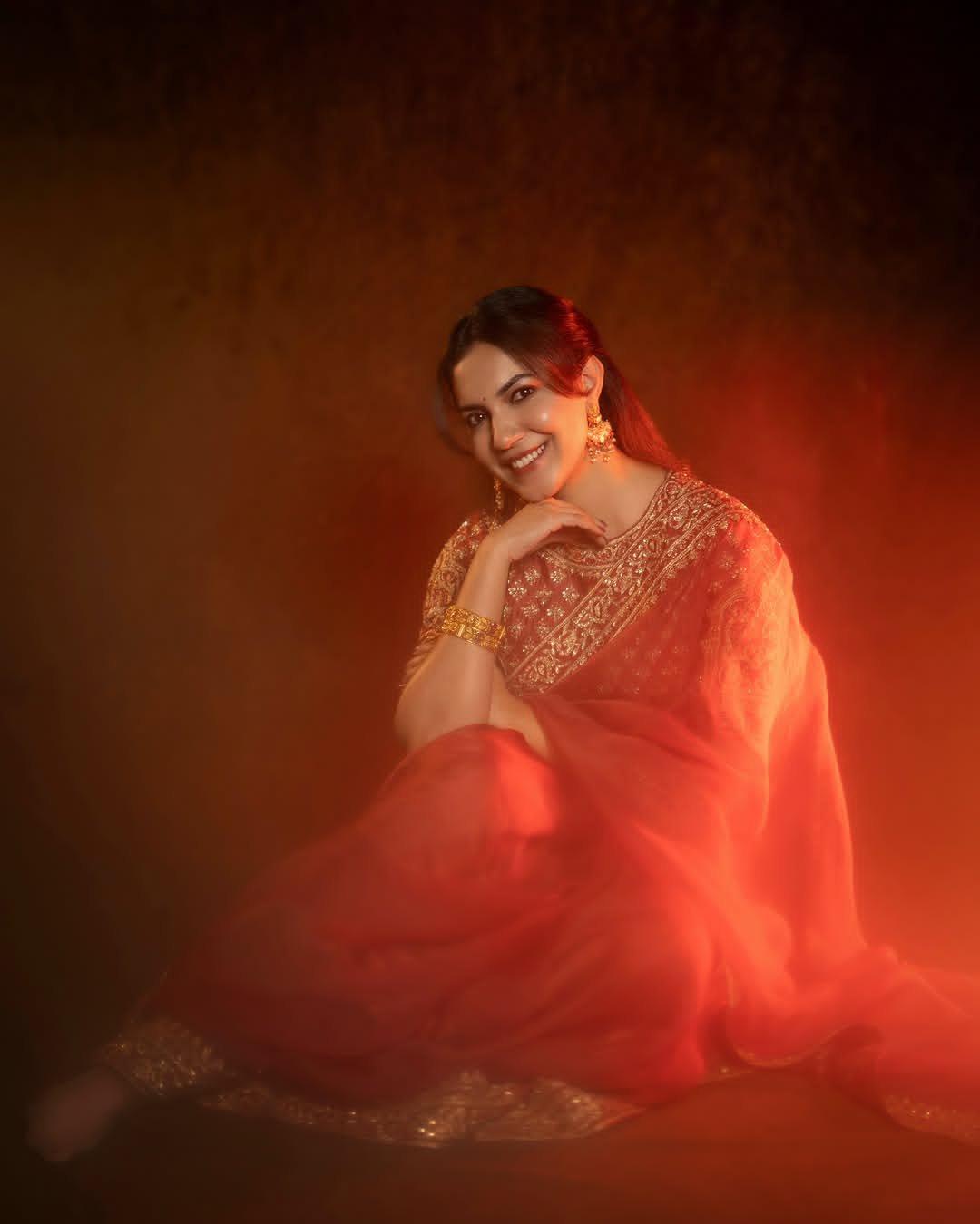 Ritu Verma's charming performances in a red saree