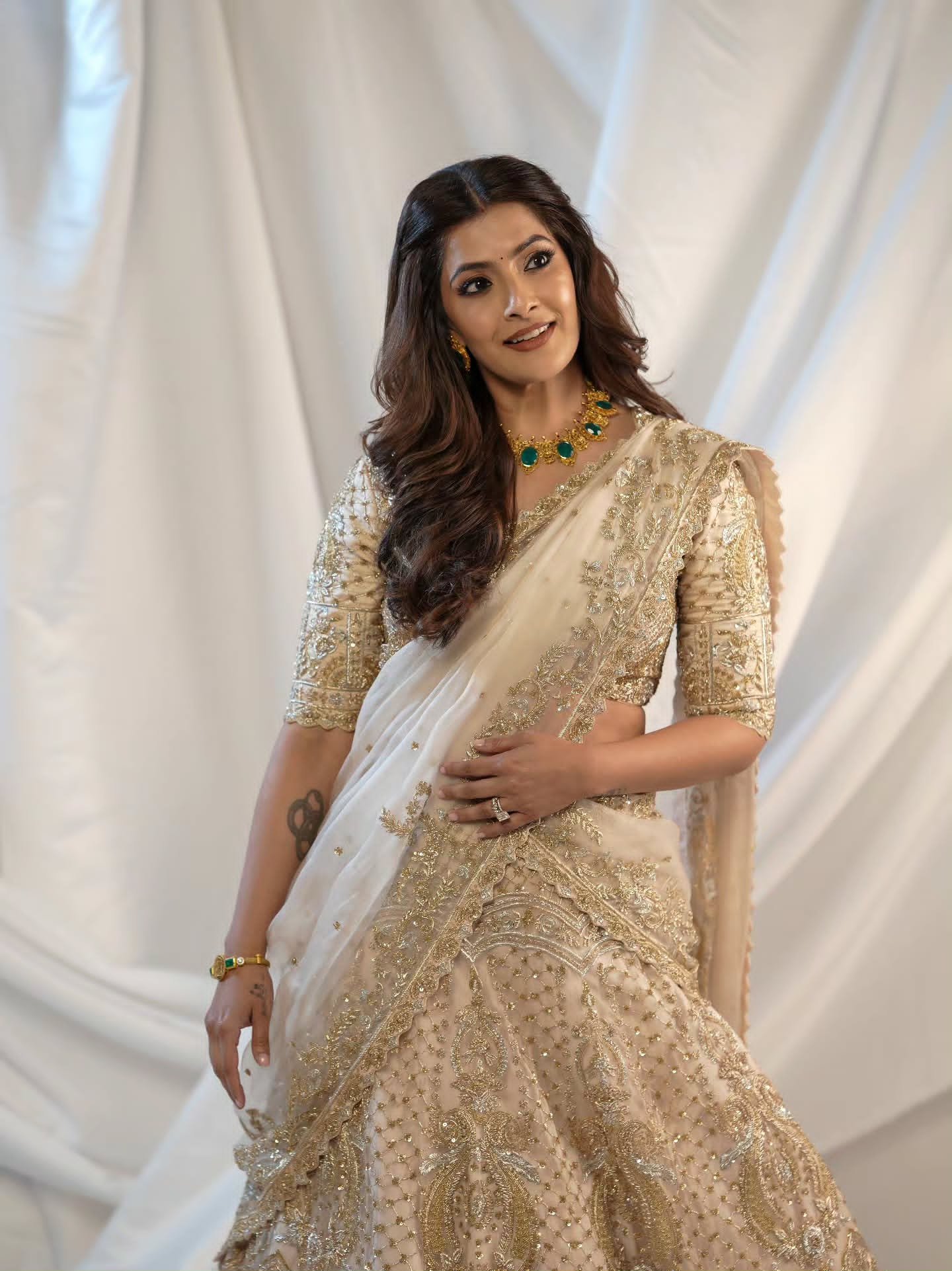 Beautiful Desi Look of Varalakshmi Sarathkumar